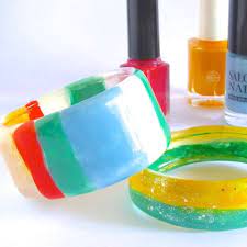 材料はペットボトルとマニキュアだけ とっても簡単にオリジナルのブレスレットが作れます ０ 夏休みの工作にもぴったりな女子ウケ間違いなしの簡単アクセサリーです とてもペットボトルには見えませんよ ペットボトルアート 夏 工作 工作 子供 夏休み