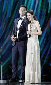 Ia bahkan berhasil membawa pulang piala bersama hyun bin. Otp Heaven Hyun Bin And Son Ye Jin At The 56th Baeksang Arts