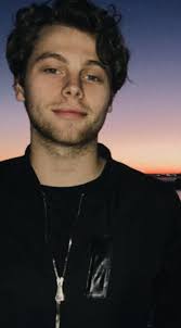 In august 2017, luke hemmings was spotted holding hands with model nadia mejia. Luke Hemmings 2018 Shirtless Pin By 1dfandomlouis Tomlinson On 5sauce With Images