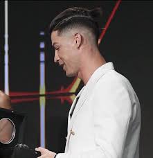 Kısa saçlarıyla dikkatleri üzerine toplayan cristiano ronaldo'nun saç stilleri ile de çok konuşulup , çoğ beğenileceği ortada. Ronaldo Nun Yeni Sac Stili Magazin Haberleri Ntv