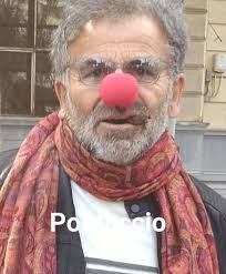 Non mi piace parlare di chi non c'è piu Ma questa, cosa, mi ha ferito Ma  come dimenticare quel sorriso Quel saluto anche se a volte di sbieco Quel  viso di quel