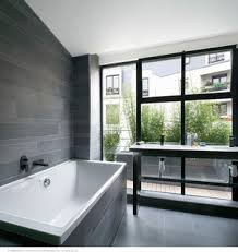 Salle de bain gris et bois id u00e9es et astuces pour une. Salle De Bain Avec Un Mur Gris Photos Et Idees Deco De Salles De Bain Avril 2021 Houzz Fr