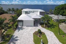 Delphine werden sie im wasser begleiten! Villa Grand River Ferienhauser In Cape Coral Florida Brigitte Heindl Consulting Inc