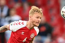 De aanvoerder van het deense voetbalteam werd de held van de dag na de extreme paniek om zijn in elkaar gezakte teamgenoot christian eriksen tijdens. Wr2463pf Xn6em