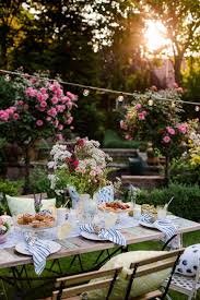 Frohlicher Sonnenkuchen Fur Deine Sommerparty In 2020 Summer Garden Party Backyard Decor Garden Party Decorations