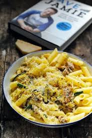 Jamie Oliver The Boss Is Back Nouveau Livre Indispensable Pour Les Oliver S Fans Et Petit Plat De Pates A La Jamie Forcement Plats De Pates Maquereau Recette Plat