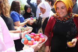 Nisan ayının ikinci pazar günü üzerinde durulsa da uygulamaya geçilmedi. Idil De Paskalya Bayrami Kutlandi Gazete Karinca