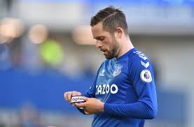 Everton midfielder gylfi sigurdsson will be out for six to eight weeks with a knee injury. T6nwnk9uyau4xm