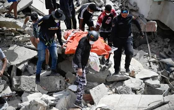 Lamentable! 📸El doble terremoto en Venezuela suma casi 1.000 muertos y más  de 50.000 desaparecidos https://ow.ly/tML150ZhSrA Fotos: AFP