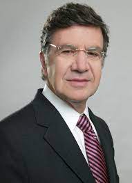 Lo importante es que cada uno de nosotros cumpla el rol que la constitución y las leyes nos van a otorgar. Joaquin Lavin Wikipedia
