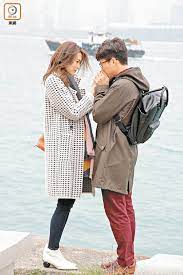 何哲圖/韋景雲 最怕執起冷箭 刺穿謊言 更怕撕開美滿 光影背面 往事如影 隨心 已偷走七年 冷雨滔天 難清洗汚點 最痛不敢再見 卻偏思念 更痛彼此有約 不可兑現 要是回歸原點 再相知一遍 會笑一聲 還是淚流遍 原諒再. é€£è©©é›…æ'»ç€é¦¬è²«æ±æ‹–æ‰‹ç­‰å'€ æ±æ–¹æ—¥å ±