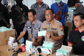 Jul 02, 2021 · di sisi lain, menteri sosial tri rismaharini mengatakan, pascaperbaikan data terpadu kesejahteraan sosial (dtks) yang baru, realisasi penyaluran bansos pkh dan bantuan pangan non tunai (bpnt) mencapai 32.953.559 keluarga per jiwa. Manfaatkan Momentum Virus Corona Polda Metro Jaya Gerebek Pabrik Masker Ilegal Di Daerah Cilincing Pikiran Rakyat Bekasi