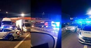 Polisi sedang gencar memberantas pinjaman online ilegal. Video Macam Dalam Gta Viral Geng Abang Truckers Pakat Sekat Jalan Bantu Polis Tahan Kereta Dipercayai Dipandu Penjenayah Viral Meletop