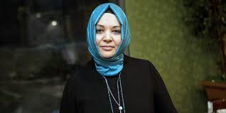 Anadolu lisesinden mezun olduktan sonra burslu olarak girdiği bilgi üniversitesi'nde psikoloji okudu. Hilal Kaplan Kimdir Hilal Kaplan Nereli Kac Yasinda