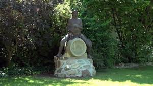 Egri köztéri szobrok egy helyen. Uj Helyen A Bacchus Szobor