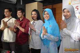 Dari sujud ke sujud merupakan sebuah sinetron yang ditayangkan di rcti dan juga merupakan kelanjutan dari ketika cinta bertasbih,ketika cinta bertasbih 2,ketika cinta bertasbih : Kru Dan Pemeran Utama Ketika Cinta Bertasbih Kapanlagi Com