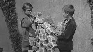 Die kosten des passiven widerstands überstiegen die reichsfinanzen bei weitem, die inflation und die ernährungslage nahmen erschreckende ausmaße an. Weimarer Republik Die Hyperinflation Von 1923 Deutsche Geschichte Geschichte Planet Wissen