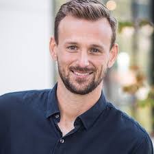 Kris Goddard's Instagram, Twitter & Facebook