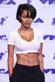 Teyana taylor shared visuals with her 9.8 million instagram followers to announce her latest venture with pretty little thing as their newest brand the singer's top is cropped at the end of her chest, showing off her famous, washboard abs. Teyana Taylor Steals The Vmas 2017 Red Carpet With Rock Solid Abs Vogue