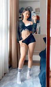 Nhờ siêng năng tập luyện mà cô nàng đã sở hữu được thân hình khiến nhiều chị em phải mơ ước với đường cong 3 vòng rõ rệt. Ná»¯ Hoang Phong Gym Trang Le Chia Sáº» Cach TÄƒng Can Ma Nhin Váº«n Gáº§y