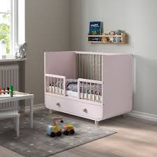 myllra babybett mit schubfach blassrosa 70x140 cm ikea osterreich en 2021 lit bebe lits peints inspiration chambre bebe