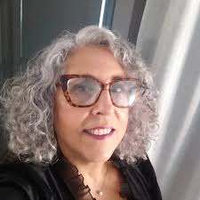 Después de dos años en hogares de acogida, se sientan en un McDonald's sin  saber nada. Él se acerca en silencio y deja la comida a su lado. Cuando  levantan la mirada