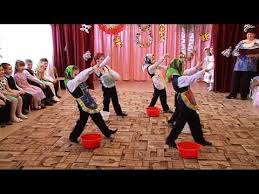 танец мам с сыновьями на выпускном в детском саду Shutochnyj Tanec Stirka Youtube Kindergarten Dance Preschool