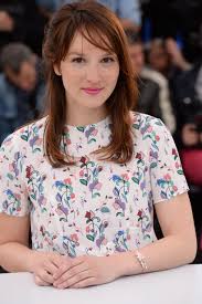 5.5 por 90 usuarios géneros: Anais Demoustier Wearing A Bracelet From The Hortensia Collection Earrings From The Liens Collection Both By Chaumet Chaumet French Chic Haircut And Color