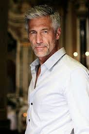 Même âgé de 50 ans, opter pour une coiffure tendance est une opportunité pour rester dans l'air du temps. 17 Idees De Coiffure Homme En 2021 Coiffure Homme Coiffure Cheveux Gris Homme