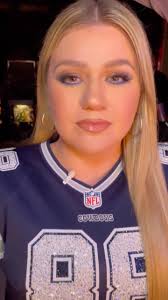 So happy for this quick trip to Phoenix for @nfl Honors!🤩 @kellyclarkson  making history as the first female host!!👏🏽She’s a natural!!💯😎 What a  fun night!🥳, Kelly’s Styling @cdicelove13 , Construction ...