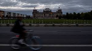 Richie odbiera telefon od dawno niewidzianej siostry, która prosi go, by zajął się przez kilka godzin jej dziewięcioletnią córką. Godzina Policyjna W Berlinie W Zwiazku Z Covid 19 Polsat News