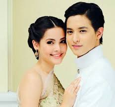 Then they going to bring the viewer to see and appreciate the beautiful decorated ballroom. Nueng Nai Suang K Drama Amino