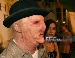 Contest winners Chad Sutter and Sara Sutter arrive at the premiere of...  News Photo