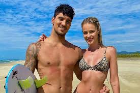 Gabriel medina pinto ferreira, mais conhecido por gabriel medina, nasceu no dia 22 de dezembro de 1993, em são sebastião, no litoral norte de são paulo. Entenda Treta De Gabriel Medina Com A Familia Apos Casamento Com Yasmin Brunet O Estado Ce