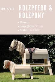Ein Holzpferd Und Holzpony Im Set Beide Besitzen Mahne Und Schweif Aus Sisal Und Haben Bewegliche Ohren Das Abgebi Holzpferd Holzpferd Garten Pferde Handwerk