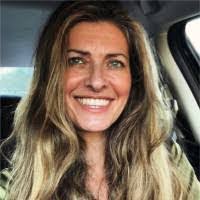 Laura Becht's Instagram, Twitter & Facebook