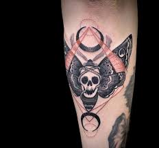 These particular insects use the light of the moon to navigate them as they fly. 10 Tattoo Artists Paying Homage To The Death Moth Scene360
