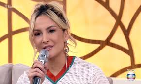 Resultado de imagem para CLAUDIA LEITTE NO PROGRAMA FATIMA BERNARDES