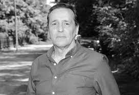 Jako wokalista zadebiutował publicznie w 1970 na festiwalu piosenki harcerskiej w siedlcach.laureat festiwalu piosenki radzieckiej w zielonej górze (1975).jest absolwentem xiii lo w warszawie oraz państwowej wyższej szkoły teatralnej w warszawie (1980). Rtmouphuxcgffm