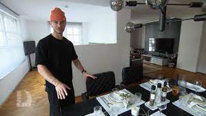 Ich habe eine tolle hilfe. Influencer Innen Beim Perfekten Dinner Ein Lacheln Im Gesicht Der Gaste Macht Louis Glucklich