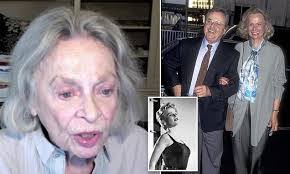 Bonnie Bartlett's Instagram, Twitter & Facebook