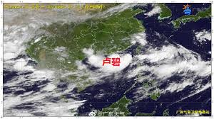 台北市 / 黃敏惠 方起年 報導 今年第9日颱風盧碧，今天(4)日上午8點生成，目前位置在中國廣東外海，持續沿著中國福建沿海，朝台灣海峽靠進。氣象局預估，未來可能往中國廣東或福建登陸，最快今天半夜到明天凌晨，發布海上颱風警報，周4周5最靠近台灣，因此金馬澎風浪會逐漸增強，週4到週6. Sxgf Htvygrm4m