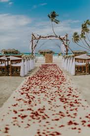 Zu Sheng And Stephanie S Barefoot Beach Wedding In Maldives Maldives Wedding Beach Wedding Aisles Beautiful Beach Wedding