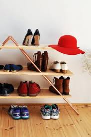 Très pratique, ce rangement permet de laisser vos chaussures sales ou vos. Diy 18 Idees Pour Fabriquer Un Meuble A Chaussures