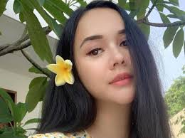 Aura kasih adalah seorang penyanyi sekaligus pemain sinetron yang berasal dari bandung. Aura Kasih Tak Perlu Alat Bantu Untuk Salurkan Hasrat Seksual Okezone Celebrity