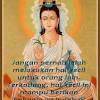 Kwan im, dewi welas asih yang konon tak pernah menolak permohonan umat, digambarkan duduk bersila di atas awan berlatar bulatan matahari, dengan bunga teratai warna merah dadu tengah mekar di depannya. 1