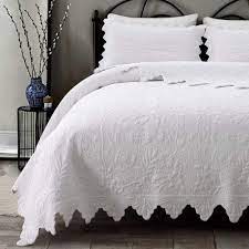 What size is a king size bed? Amazon Com Brandream White Quilts Set Queen King Size Coverlet Set Farmhouse Bedding 100 Cotton Queen Size Quilted Bedspreads Quilt 98x106 With Standard Size Pillow Shams Kitchen Dining
