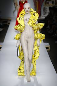 Moschino Pret A Porter Printemps Ete 2019 Defile Vogue Paris En 2020 Echec De Mode Defile Mode Mode Recyclee