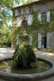 Attention A La Vegetation Qui Peut Creer Des Fissures Dans Les Murs Une Renovation De Facade Serait Maison De Campagne Francaise Jardin Maison Facade Maison