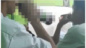 Kakak sedang menjari anak anak atau adik adik sedang mengajar. Viral Video Siswa Tenggak Miras Anggur Merah Di Kelas Padahal Guru Sedang Mengajar Tribunnews Com Mobile